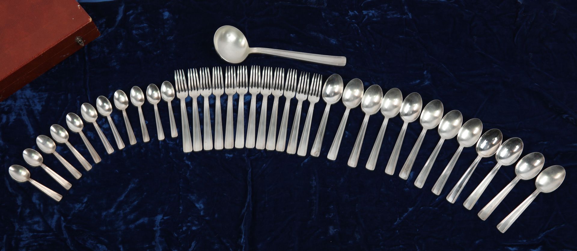 Null 
 Ménagère en métal argenté, 12 cuillères, 12 fourchettes, 11 petites cuill&hellip;