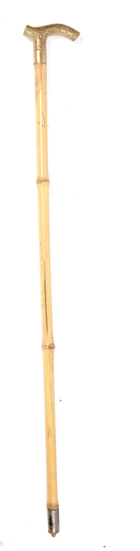 Null 
Canne épée, pommeau galbé en laiton. Fût en bambou (fentes). (Ref :257 E) &hellip;