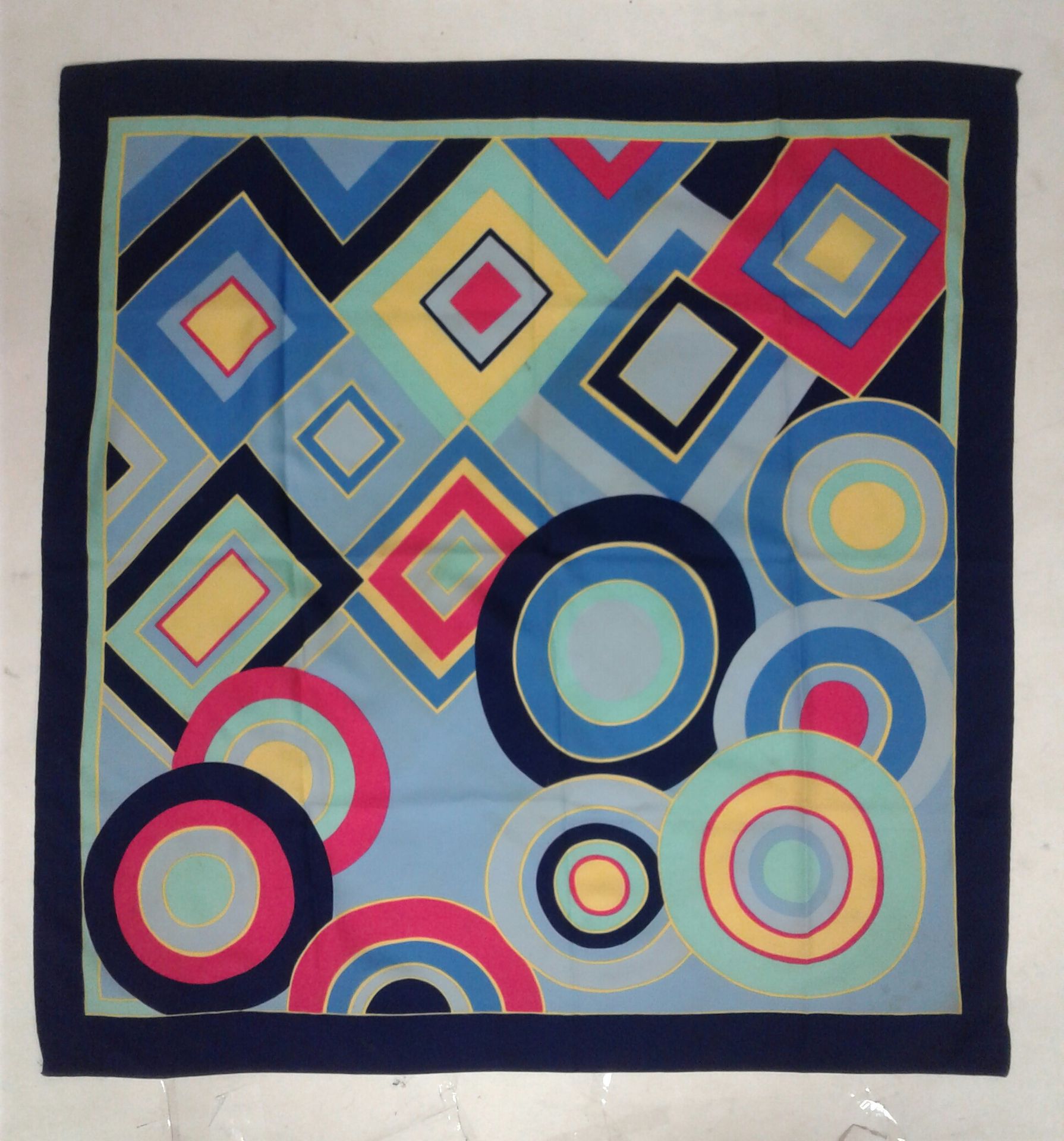 Null Guy LAROCHE carré en soie, bordures noires et bleues. Au centre, carrés et &hellip;