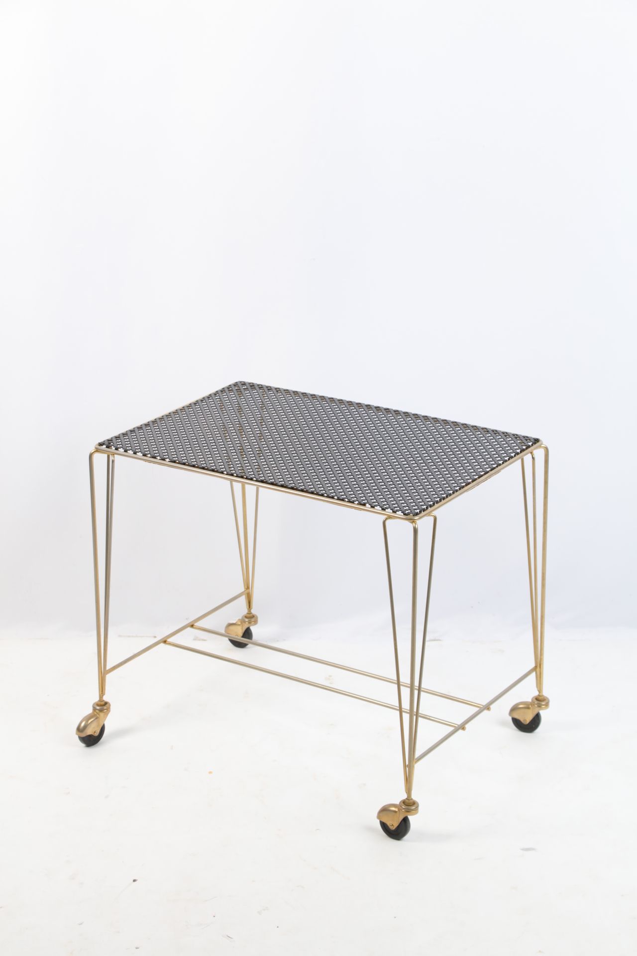 Null 仆人桌，镂空的金属桌面有 "四叶草 "图案，带脚轮。38X59X51
