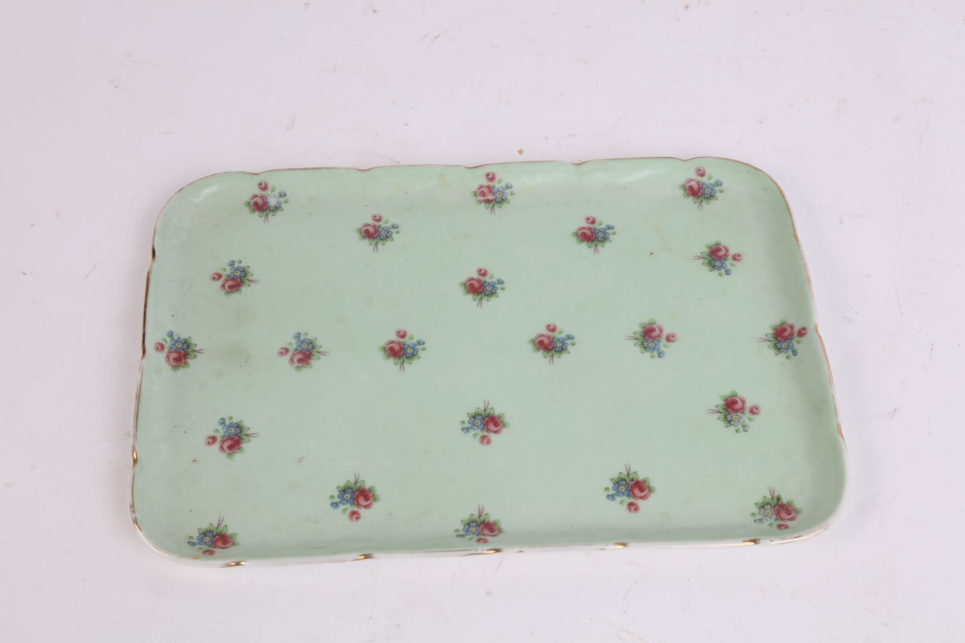 Null LIMOGES绿底小瓷盘，饰以玫瑰花束 29/20厘米