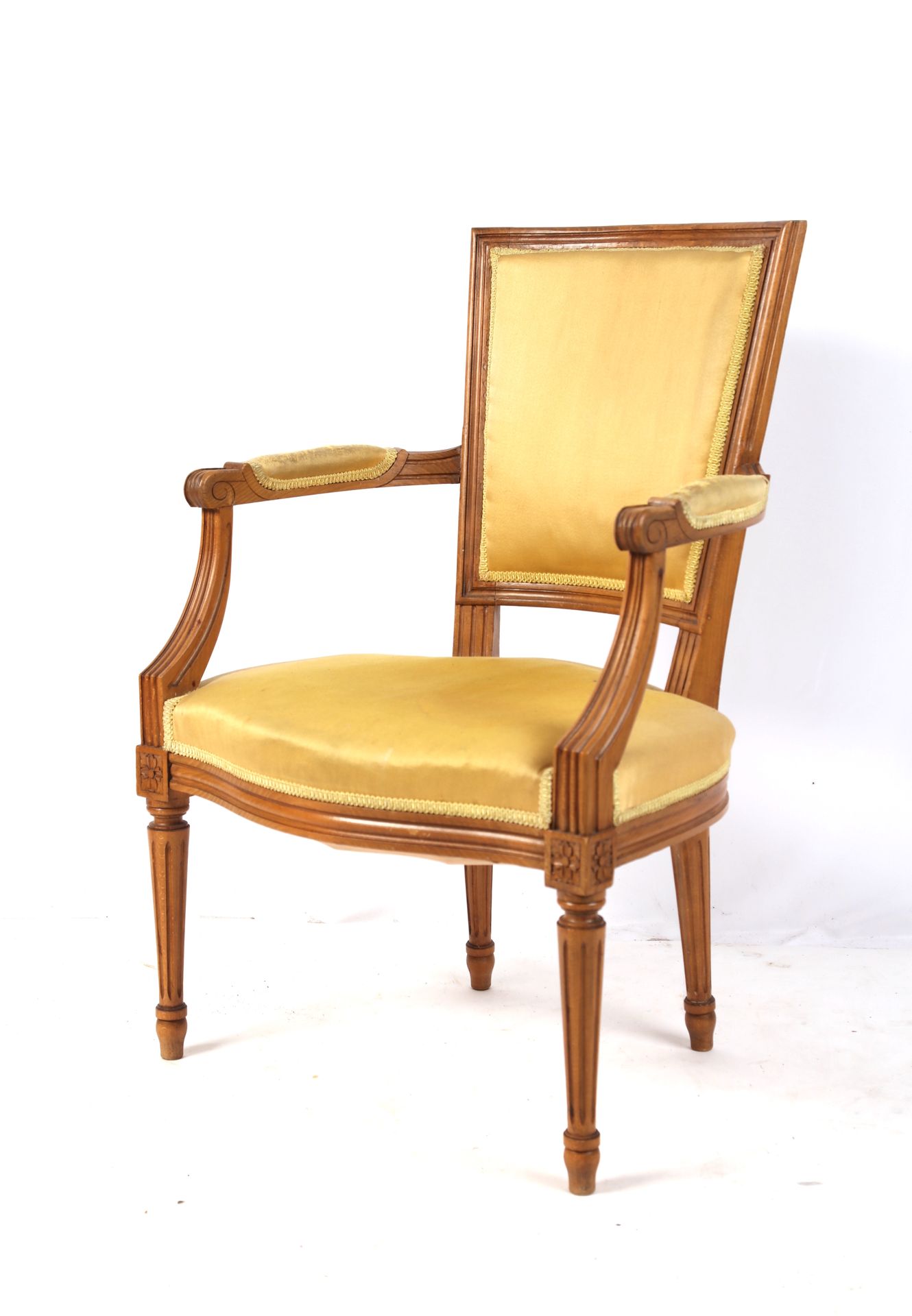 Null Fauteuil en bois naturel, gainé de tissu, style Louis XVI.