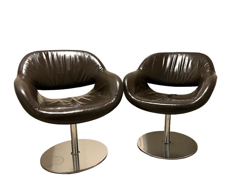 Null Paire de fauteuils en cuir, marron, piètement tulipe en acier chromé. (bell&hellip;