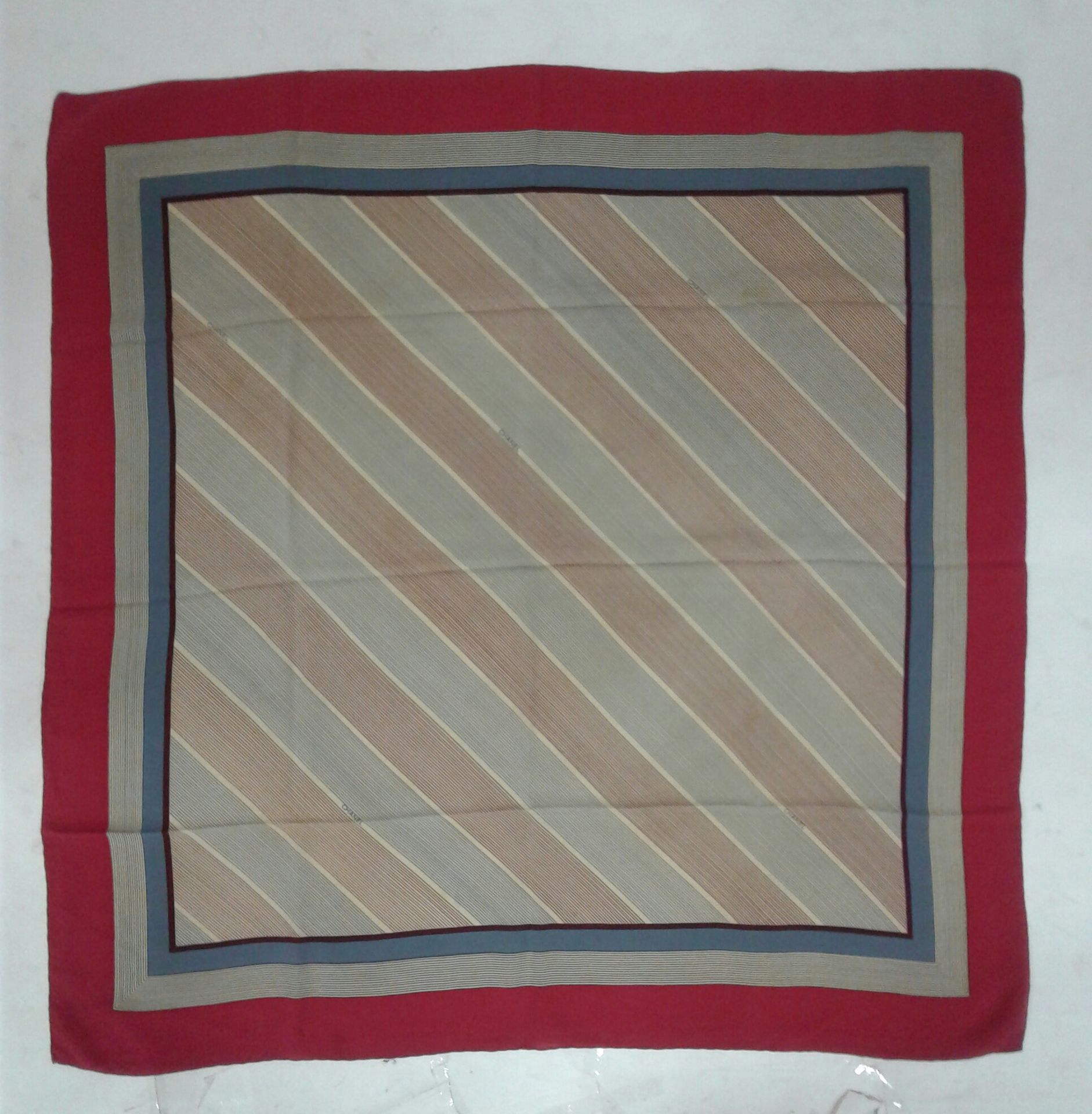 Null 可可-香奈儿，丝绸广场，红色、灰色、蓝色和黑色边框。在中央，灰色、白色和红色的对角线。(小的表面污点)。81X84