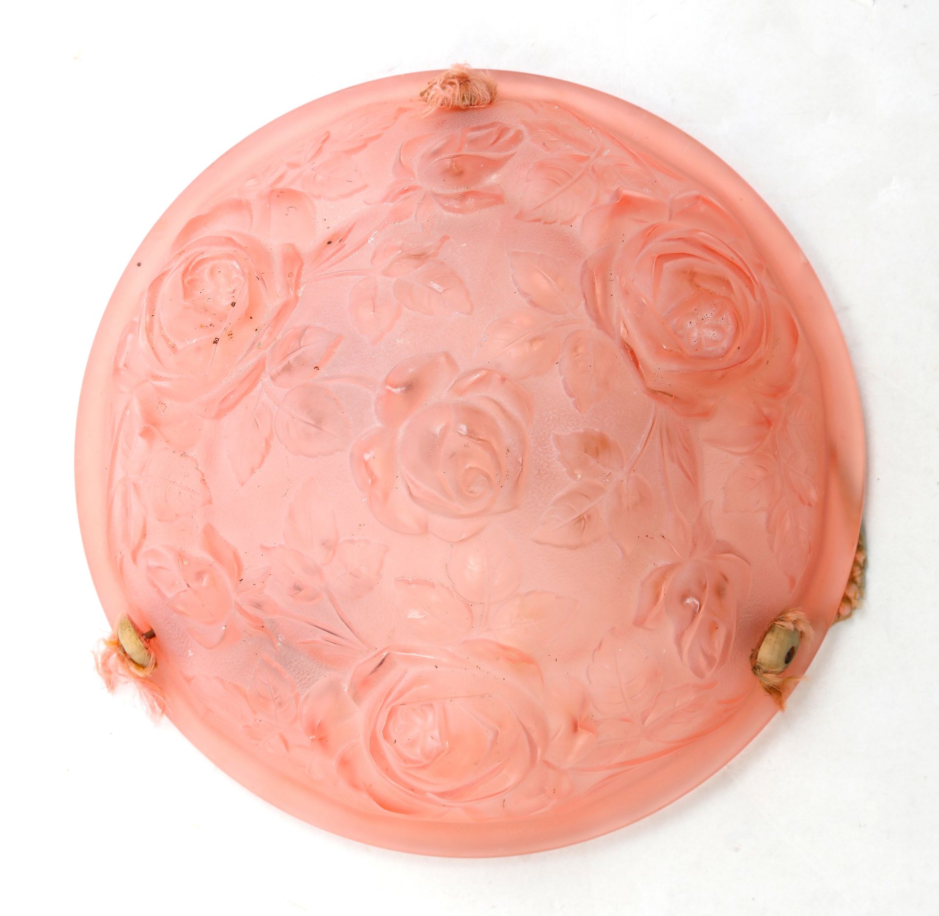 Null suspension en verre pressé et moulé rose, décor floral. 35X15