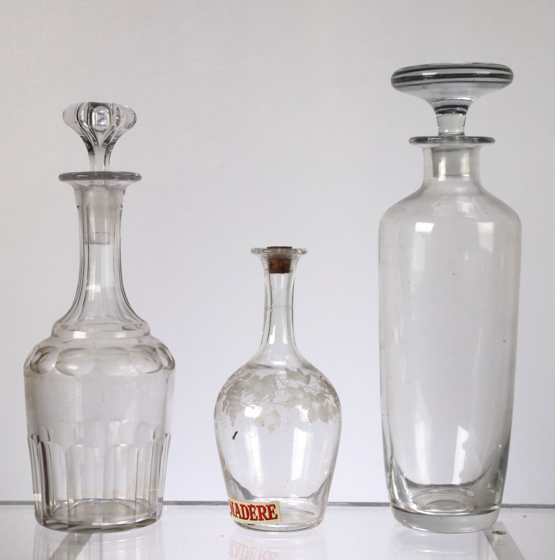 Null 
Petite carafe en verre souflé à décor faceté, on y joint une carafe, et un&hellip;