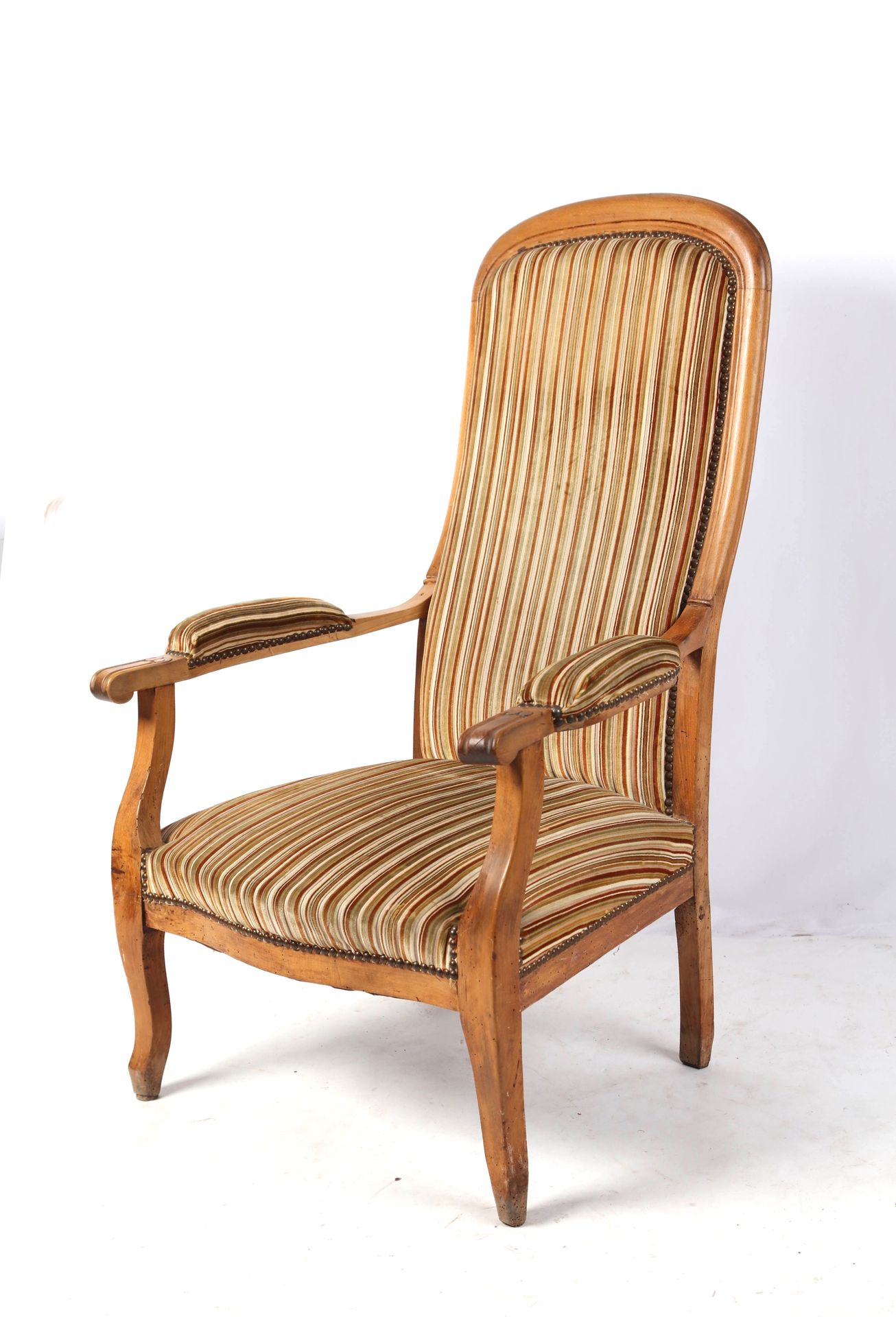 Null 樱桃木伏尔泰扶手椅，采用布艺装饰。(状况良好)。