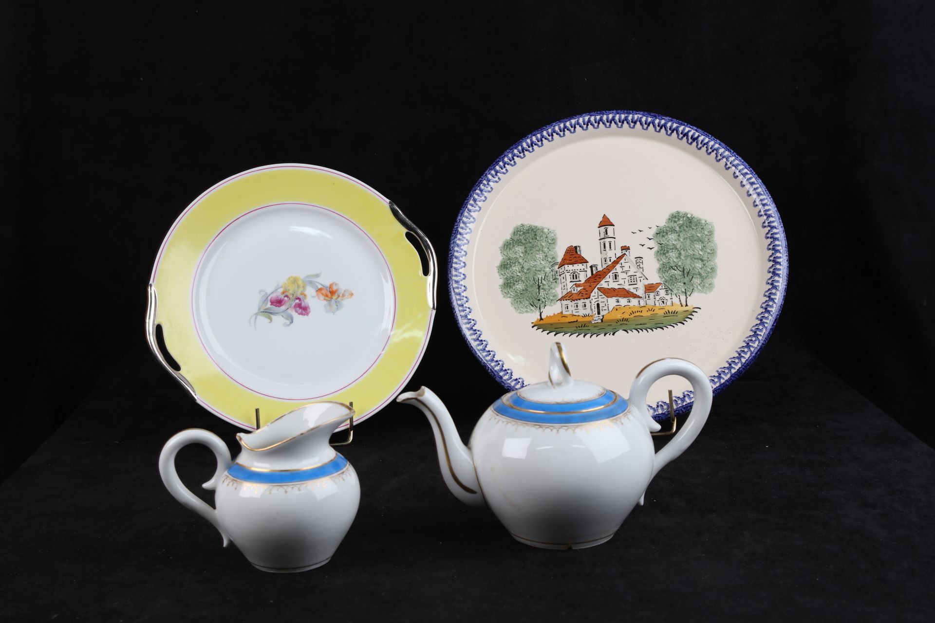 Null 巴黎，A. Lecoeur，瓷茶壶和奶壶（accdt），大的Saint-Clément盘子，带花卉装饰的盘子，Limoges。