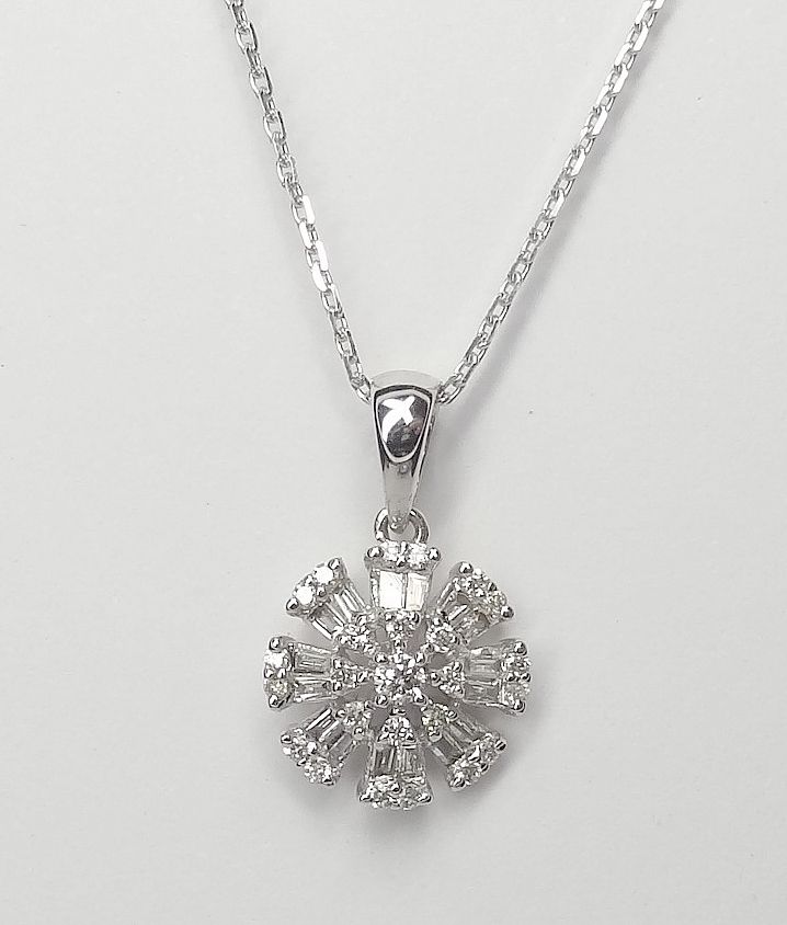 Null Pendentif « fleur » + chaîne maille forçat diamantée or blanc 750/1000 (18 &hellip;