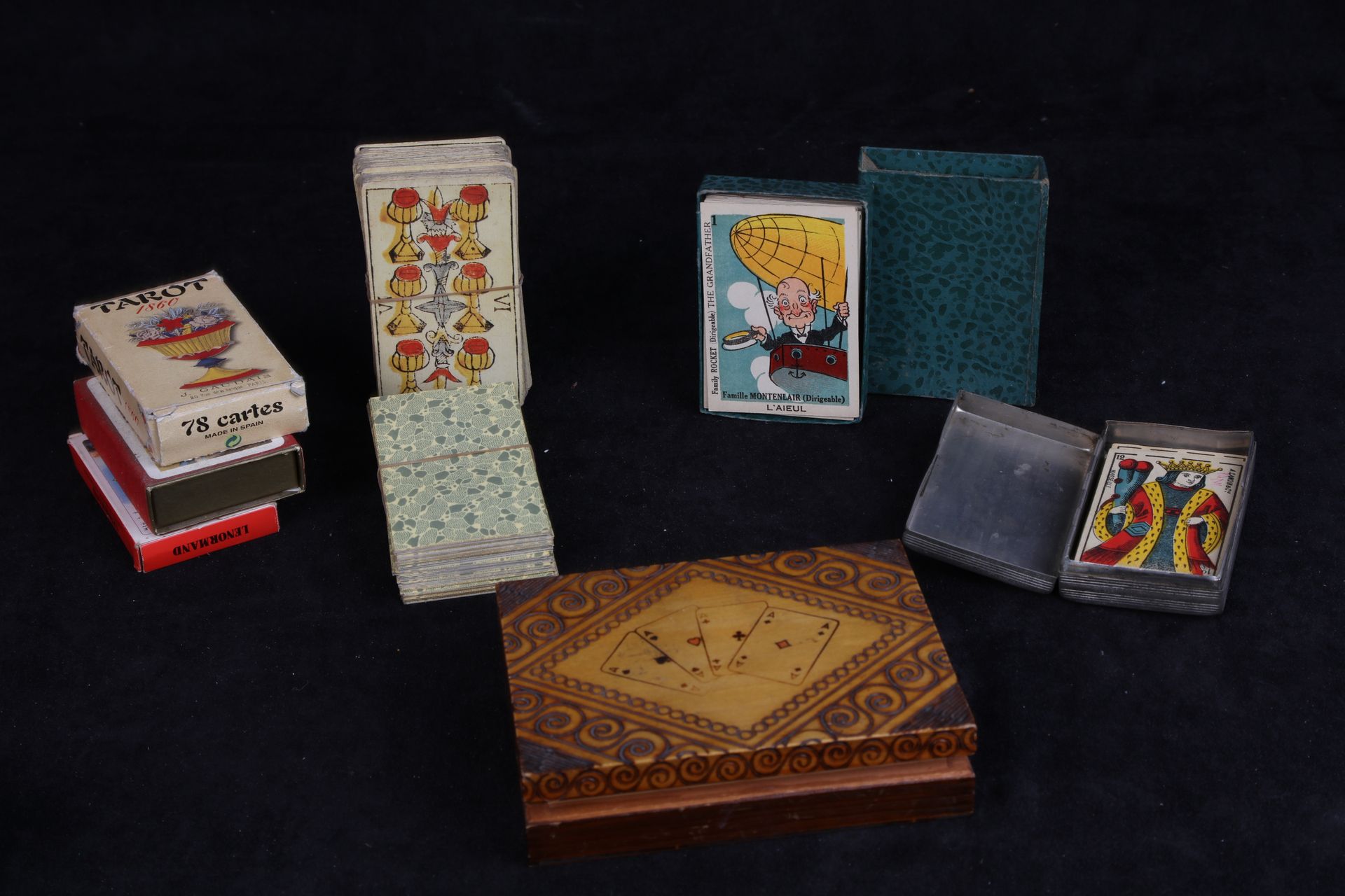 Null 
Lot de 7 jeux de cartes : tarots et divers et coffret en bois naturel, déc&hellip;