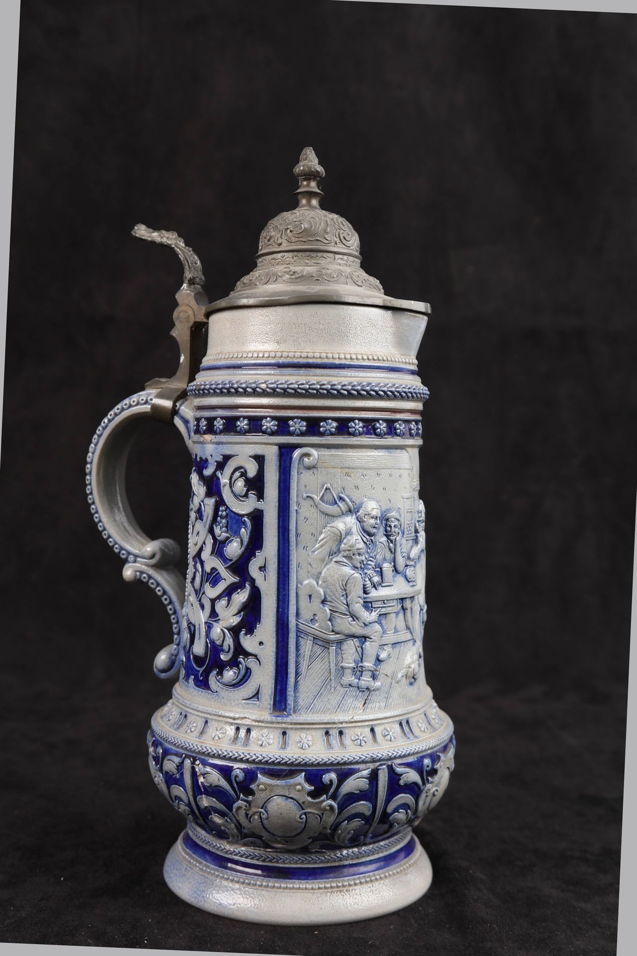 Null Large stoneware mug, decorated with a tavern scene, pewter lid. 33 cm