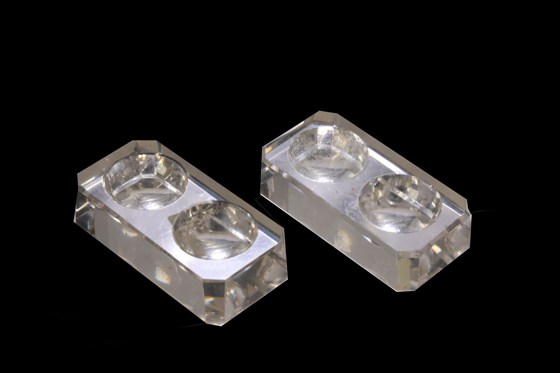 Null Pair of cut crystal salt and pepper shakers. 6,5/3 cm