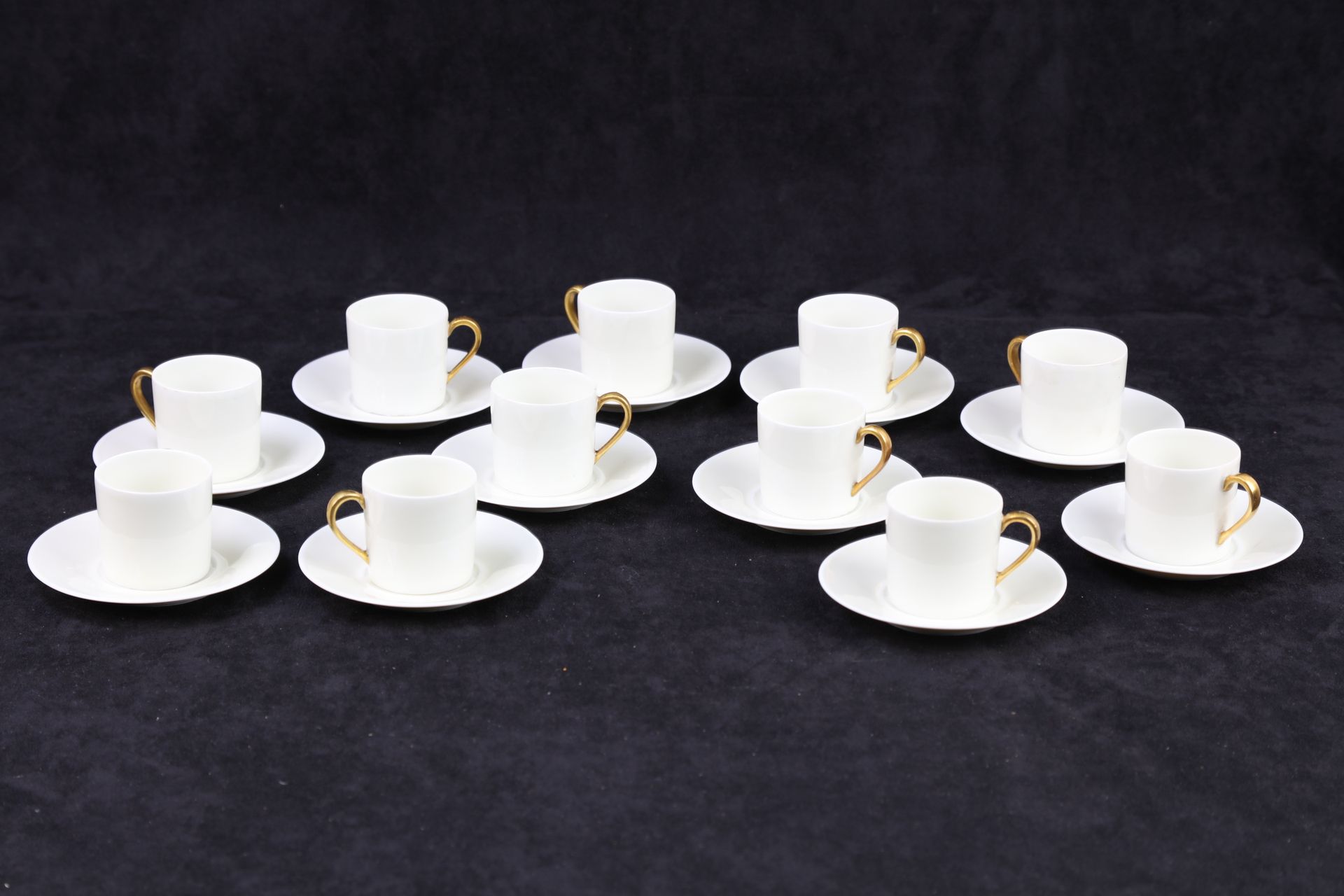 Null LIMOGES, A. Vignaud, 11个咖啡杯和茶碟，瓷器，象牙色，镀金线。
