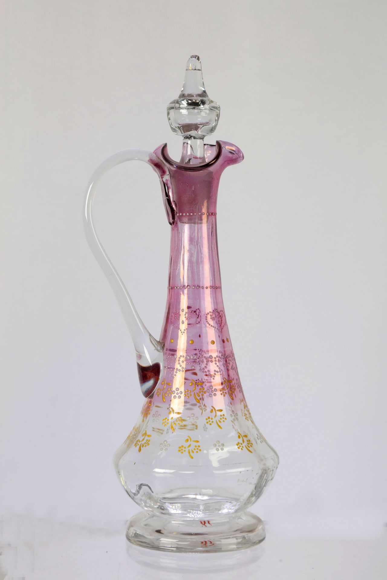 Null Petite carafe en verre à décor émaillé florale, sur fond dégradé mauve, ver&hellip;