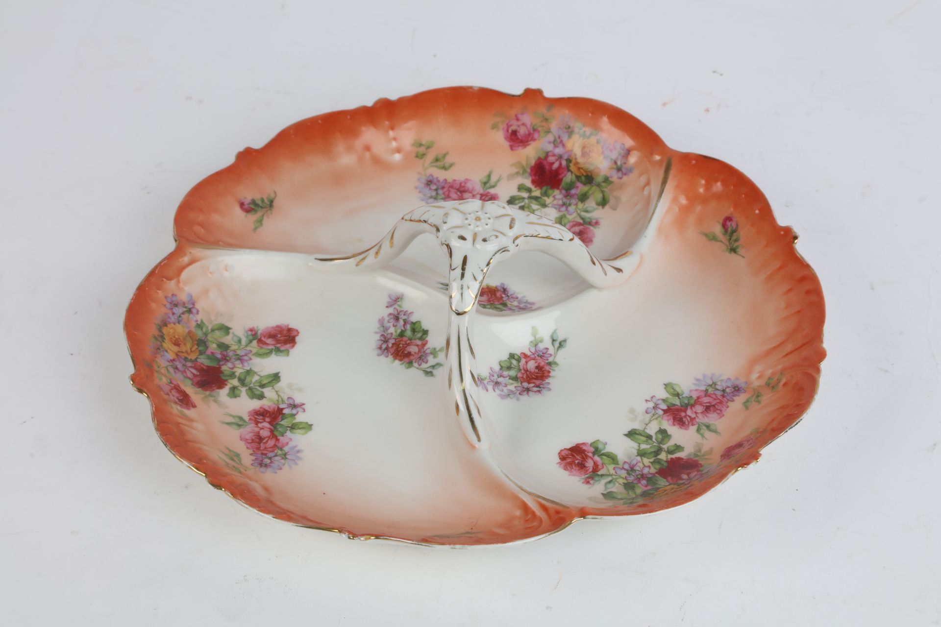 Null LIMOGES grand plat à porcelaine à compartiment à décor de roses 31 cm