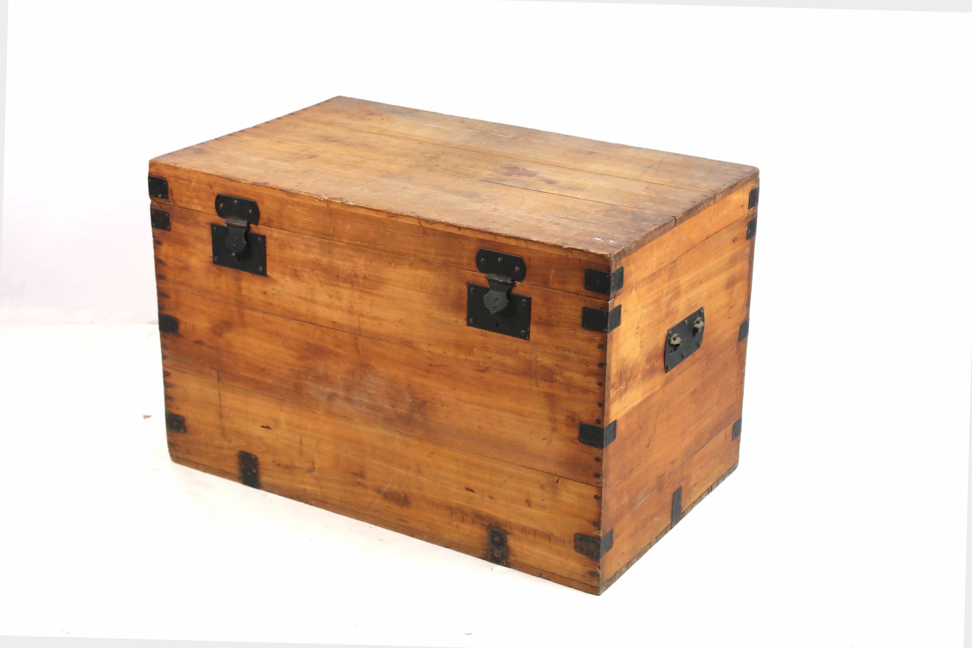 Null Large linen chest, in natural wood.