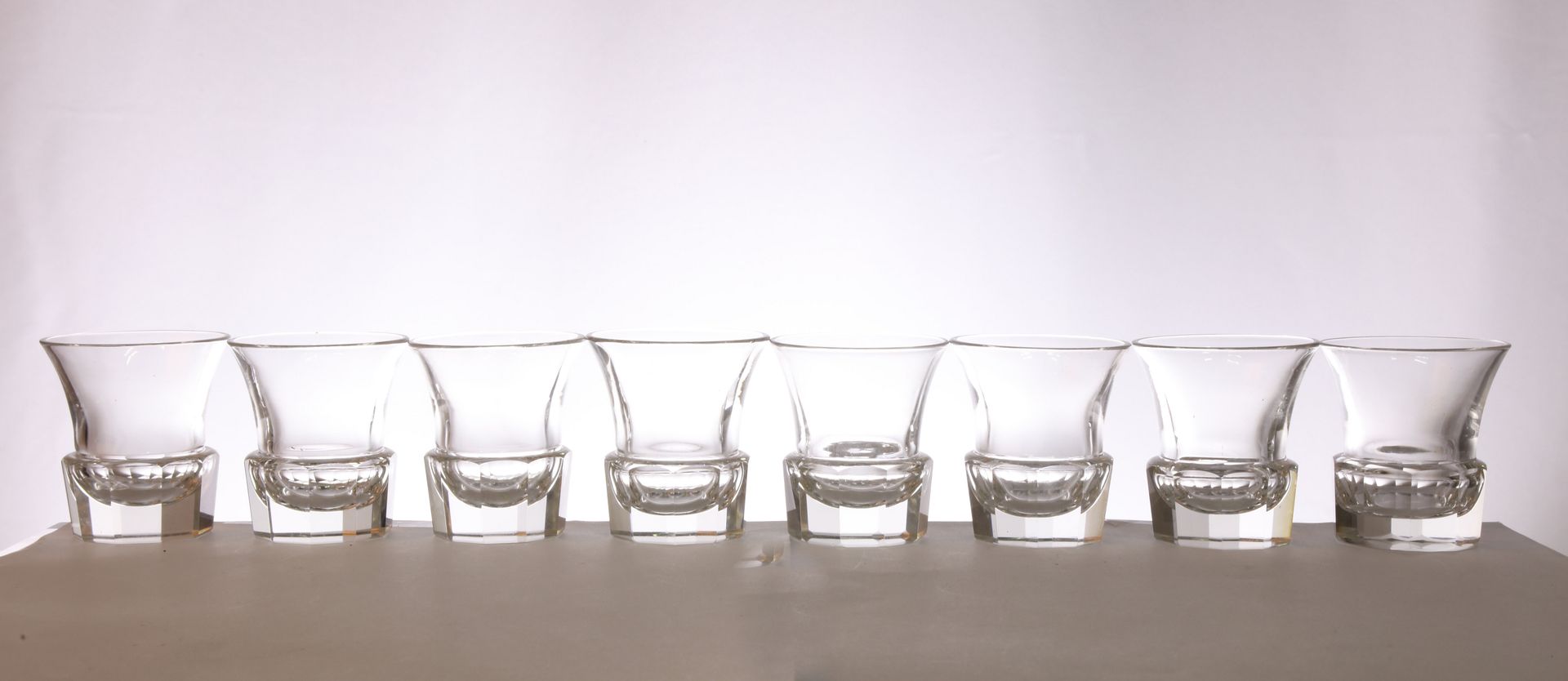 Null Suite von 8 Wodkagläsern aus Kristall, Basis geschliffen, ausgestellter Ran&hellip;