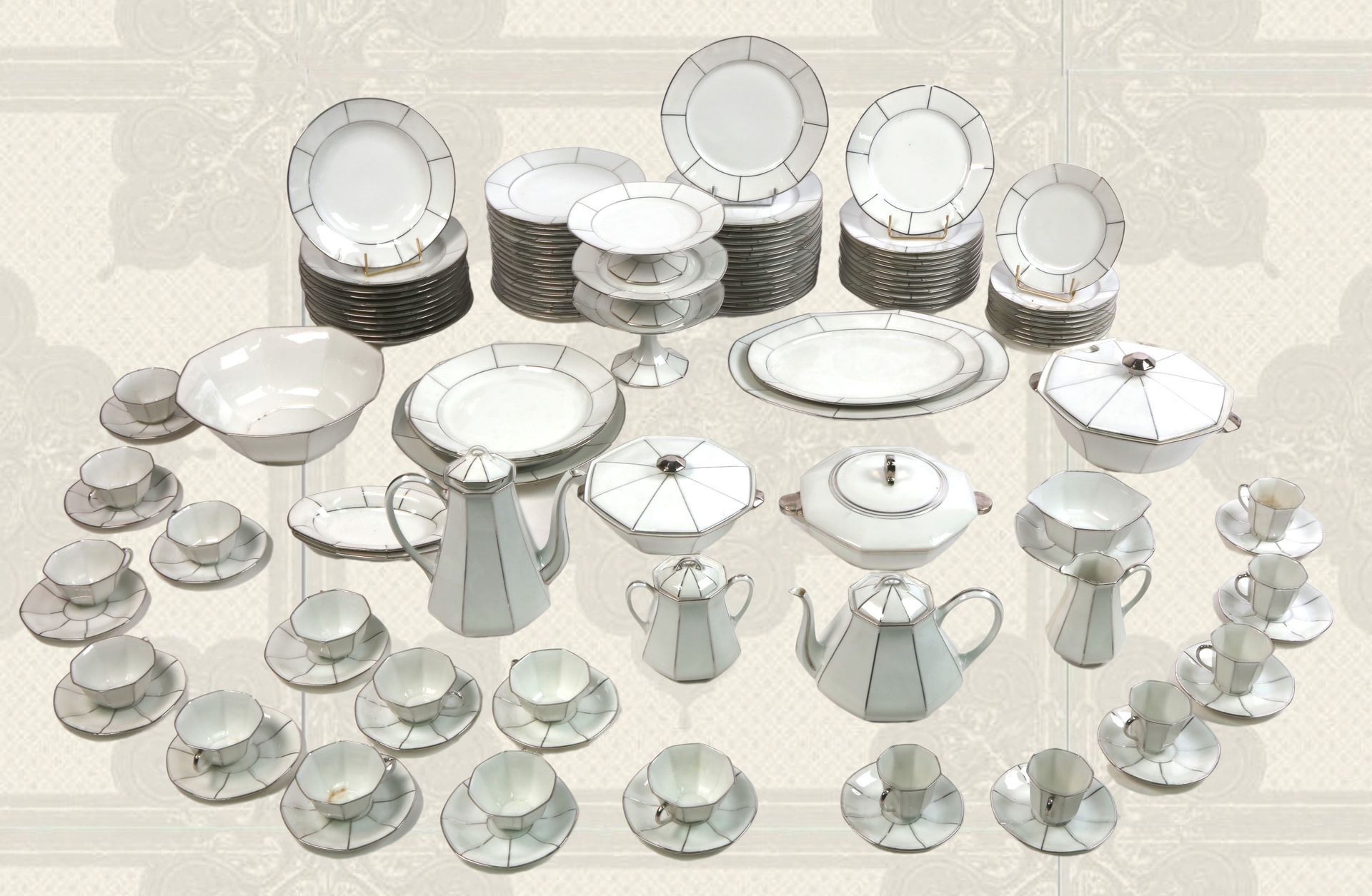 Null 
LIMOGES, B&Cie, 银色网状几何装饰的瓷器晚餐服务：34个餐盘，11个汤盘，12个开胃菜盘，9个甜点盘，3个沙拉碗，3个汤锅，2个大椭圆&hellip;