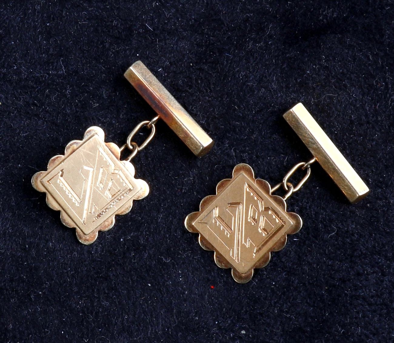 Null Cufflinks in 18 carat gold with man's engraving, weight: 5 g.