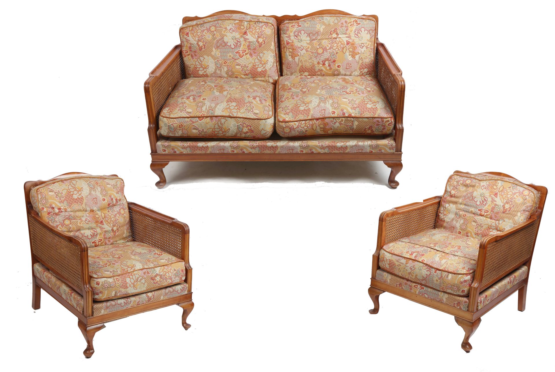Null 
客厅由一对扶手椅和一张沙发组成，采用天然木材和藤条扶手，用织物做装饰。