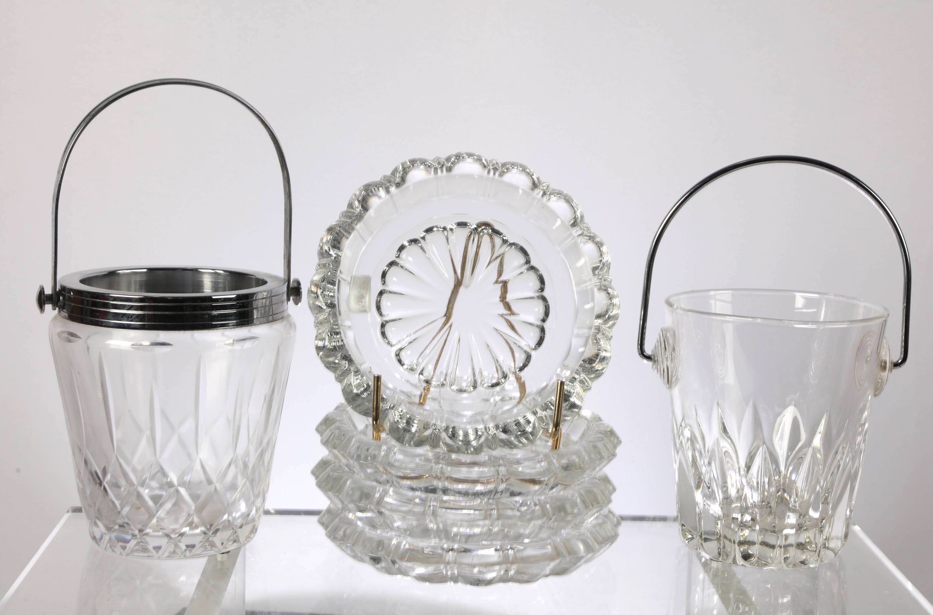Null Set: 4 Aschenbecher aus gepresstem und geformtem Glas. 16 cm. Dazu kommen 2&hellip;