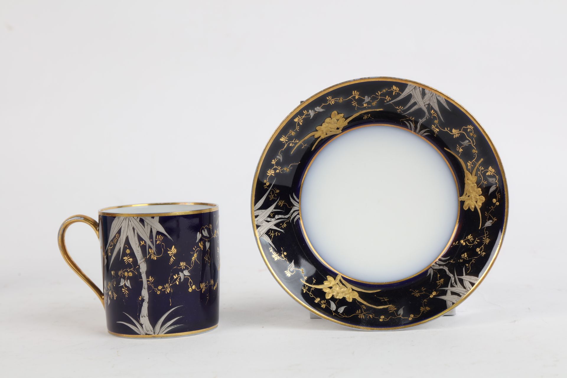 Null Cup and saucer with enamelled and gilded decoration, of an insect gathering&hellip;