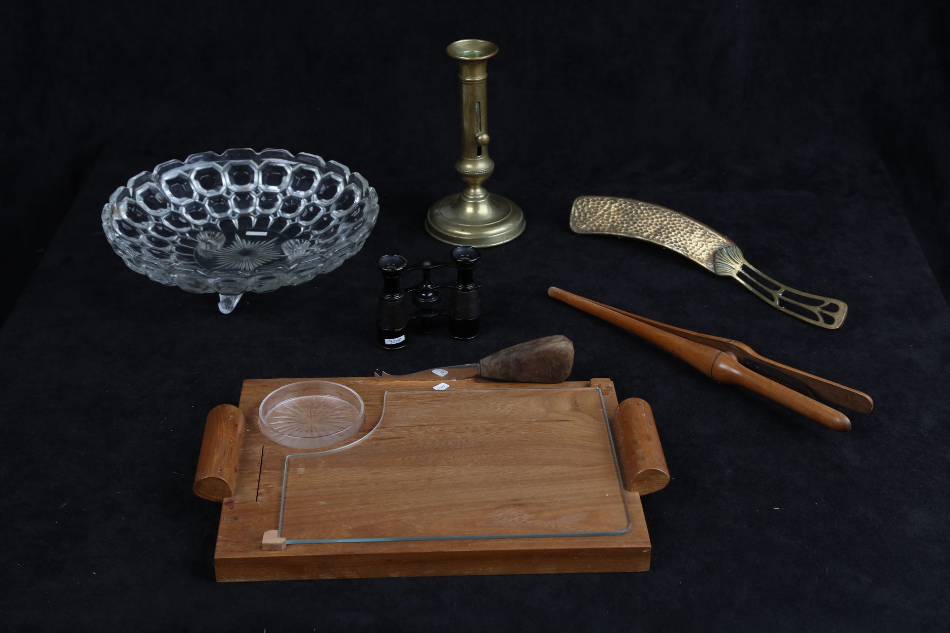 Null 玻璃碗，面包屑盘，手套夹，烛台，奶酪盘，一对双筒望远镜。