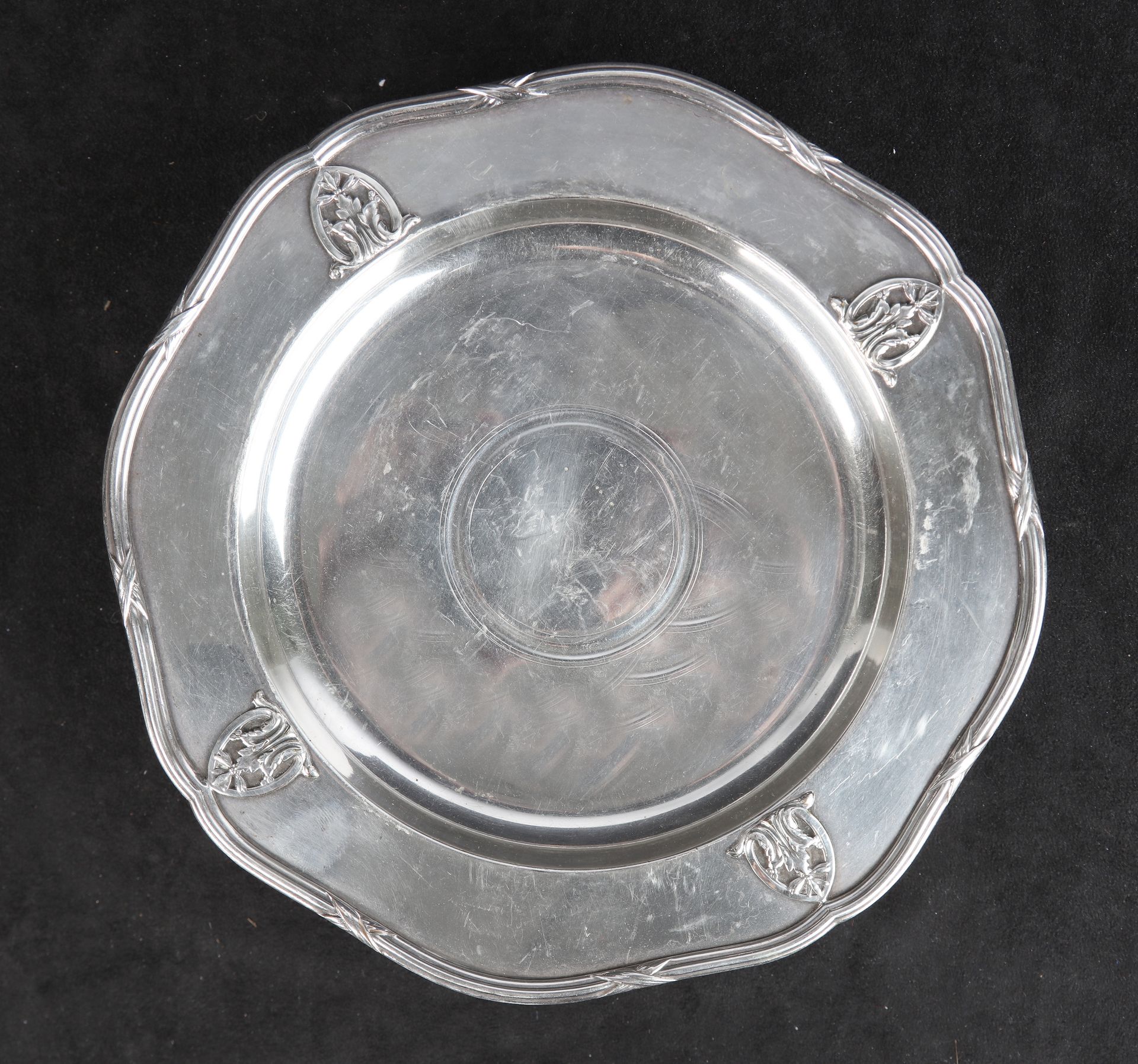 Null 一个镀银的碗放在基座上，装饰着四片刺桐叶和丝带线。标记为M.A.，直径：24厘米。