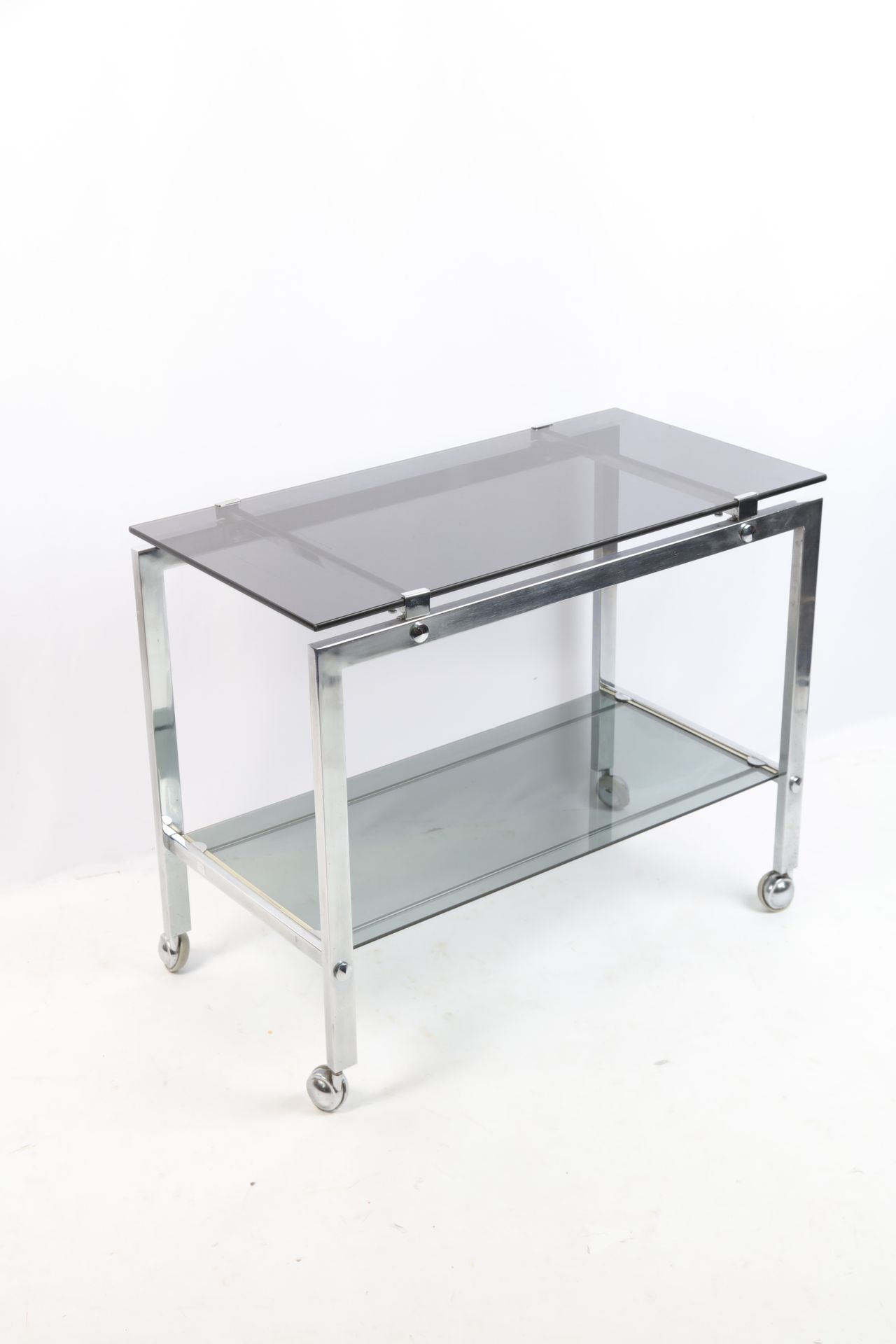 Null 
Table basse à deux plateaux en verre fumé, piètement en aluminium. 84X43X6&hellip;