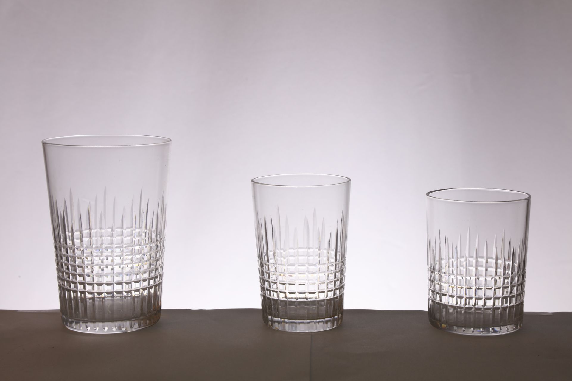 Null 
BACCARAT，法国，一套平底水晶杯，方形装饰，8/5厘米。12杯7/5.5厘米。11杯8/5.5厘米。12杯10/6.5厘米。