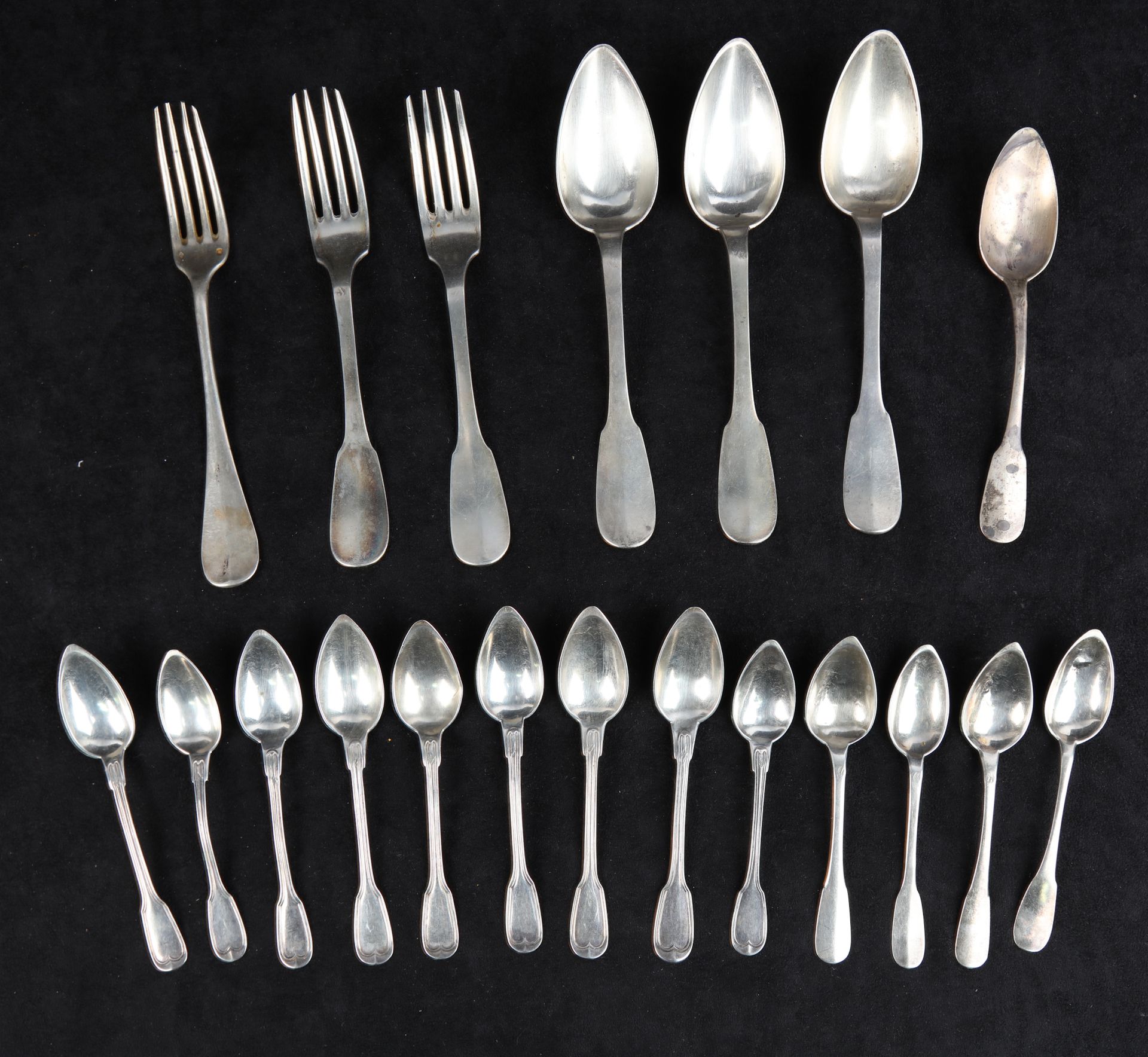 Null 配套的银质餐具：3把叉子，4把勺子和13把茶匙。670 g (j)
