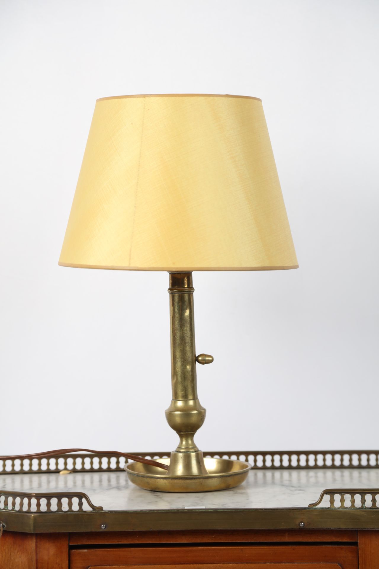Null Alte Kerze, die zu einer Lampe montiert ist, mit Lampenschirm.