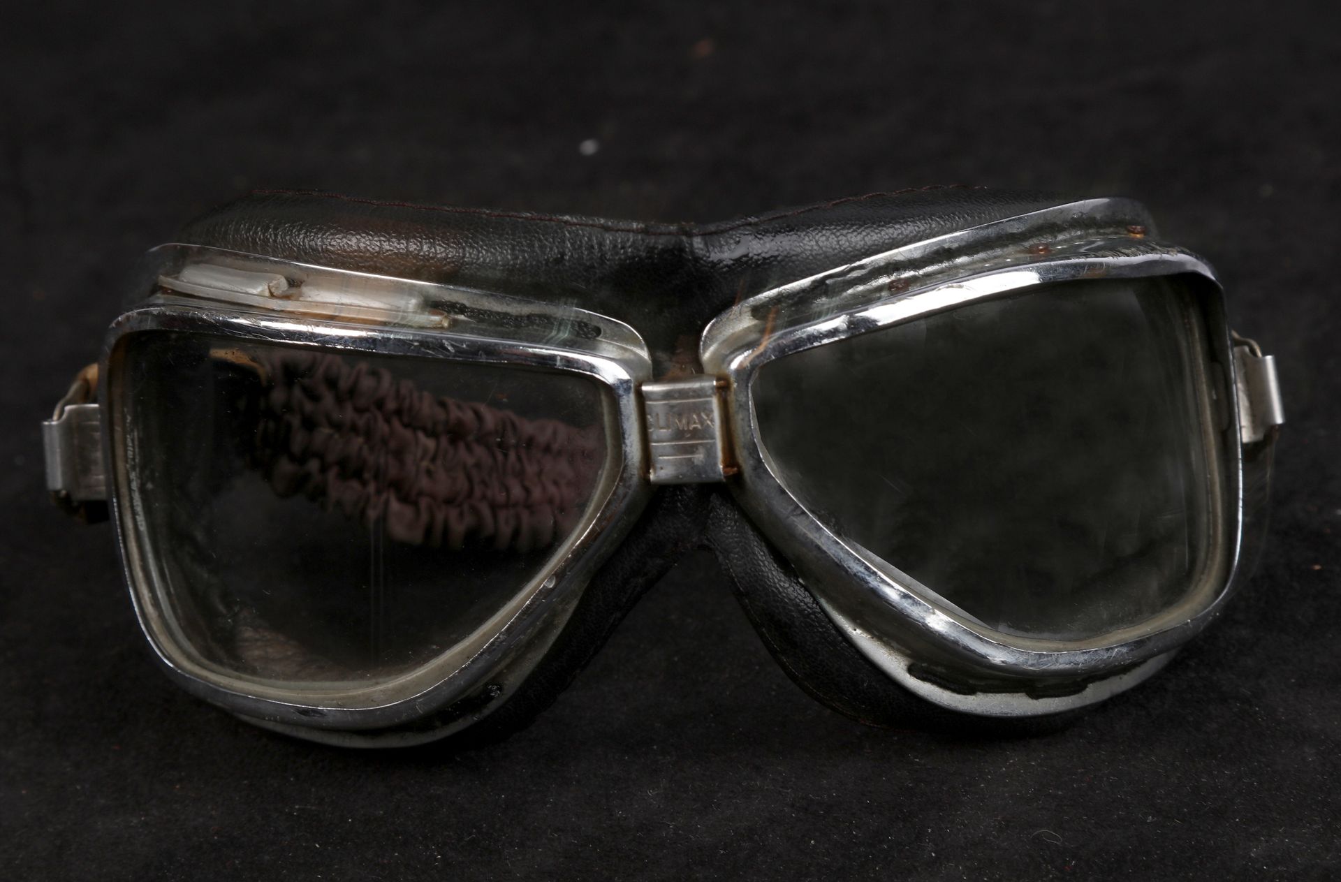 Null 
Paire de lunettes de motard. (usure lanière)