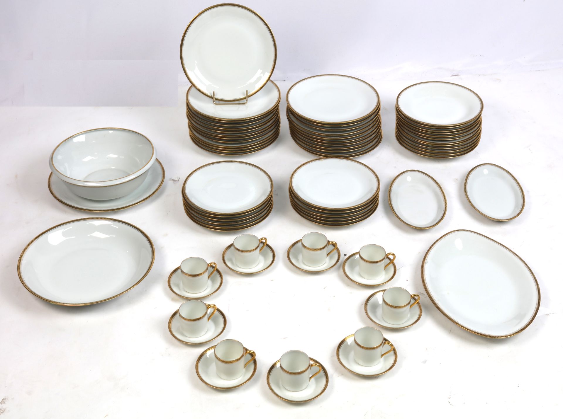 Null LIMOGES，"Le grand dépôt Service"，瓷器，边缘有玛瑙镀金，24个餐盘，12个汤盘，12个开胃菜盘，2个大圆盘，1个椭圆盘&hellip;