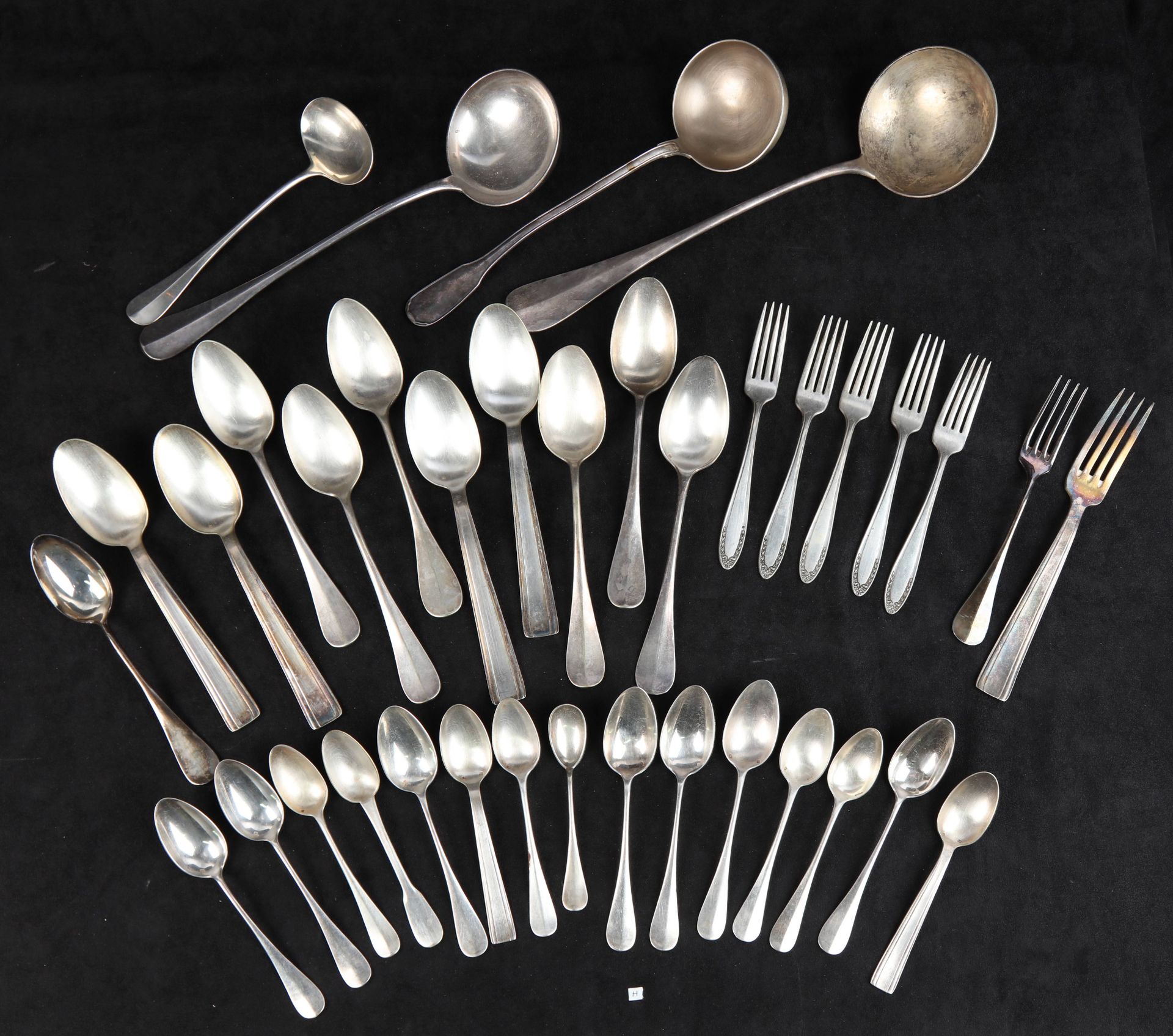 Null 杂项地段。11个勺子，7个叉子，15个甜点勺和4个勺子，镀银金属（h）。