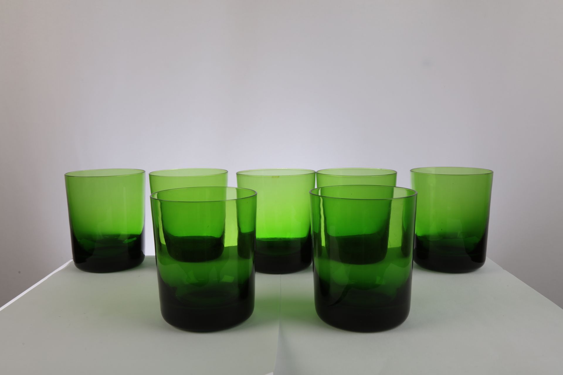 Null Folge von 7 Gläsern mit flachem Boden in Grün 9/7 cm