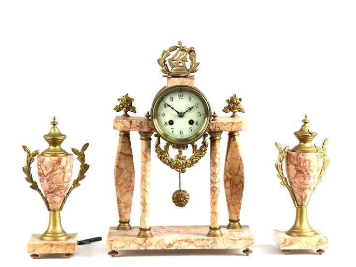 Null Garniture de pendule et paire vases couverts en marbre veiné rose à 4 colon&hellip;