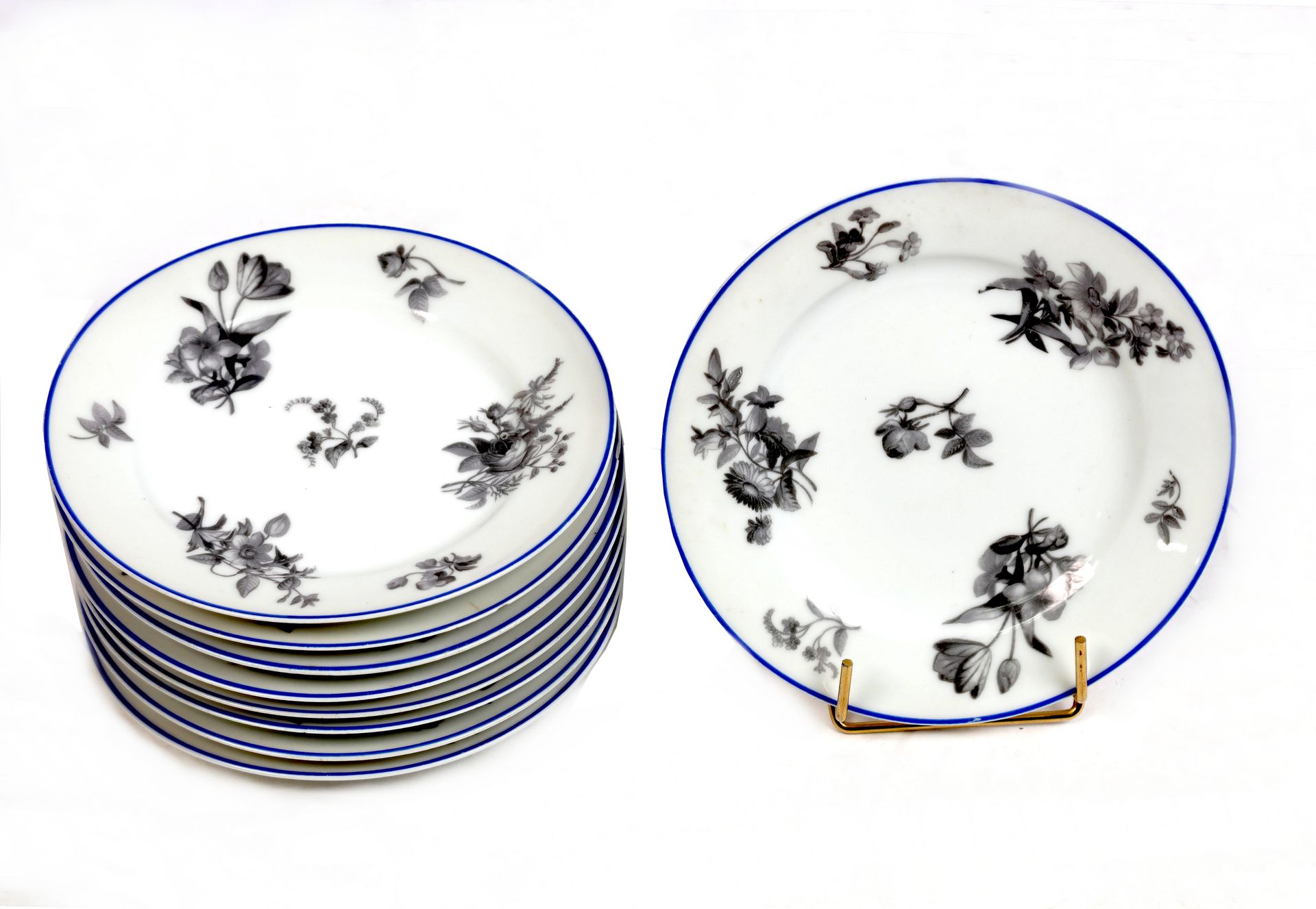 Null 
PARIS, Parisot. Suite of 9 dessert plates with floral decoration in grey s&hellip;