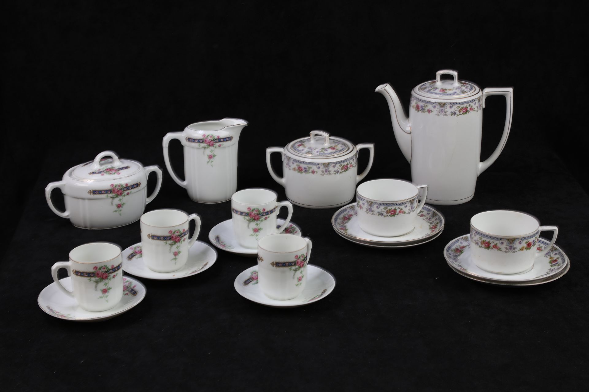 Null 两套茶具和咖啡具，咖啡壶，牛奶壶，两个糖碗，两个杯子，4个茶碟，4个杯子和4个茶碟。