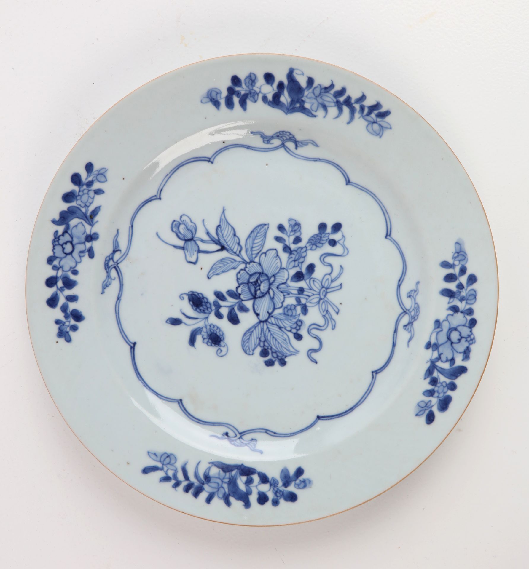Null CHINA, plato de porcelana con decoración floral policromada, Diam: 22,5