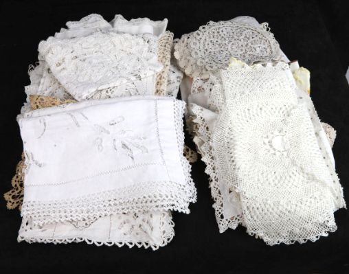 Null Lot of lace doilies and various ( about 50 ) (good condition).