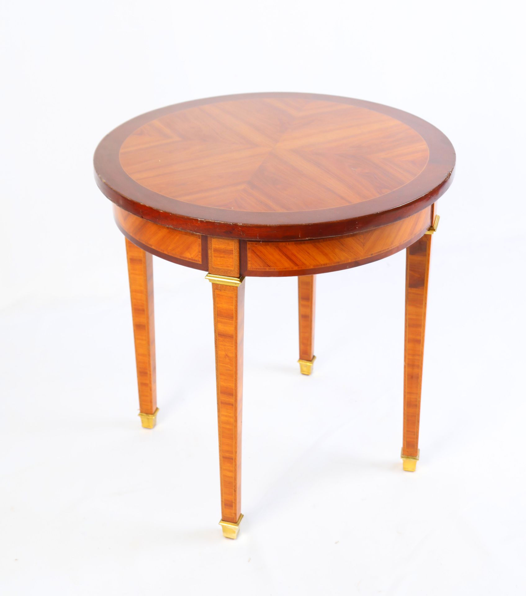 Null 浅色木饰面基座桌，纺锤形桌腿，铜质剑杆。路易十六风格。55X55