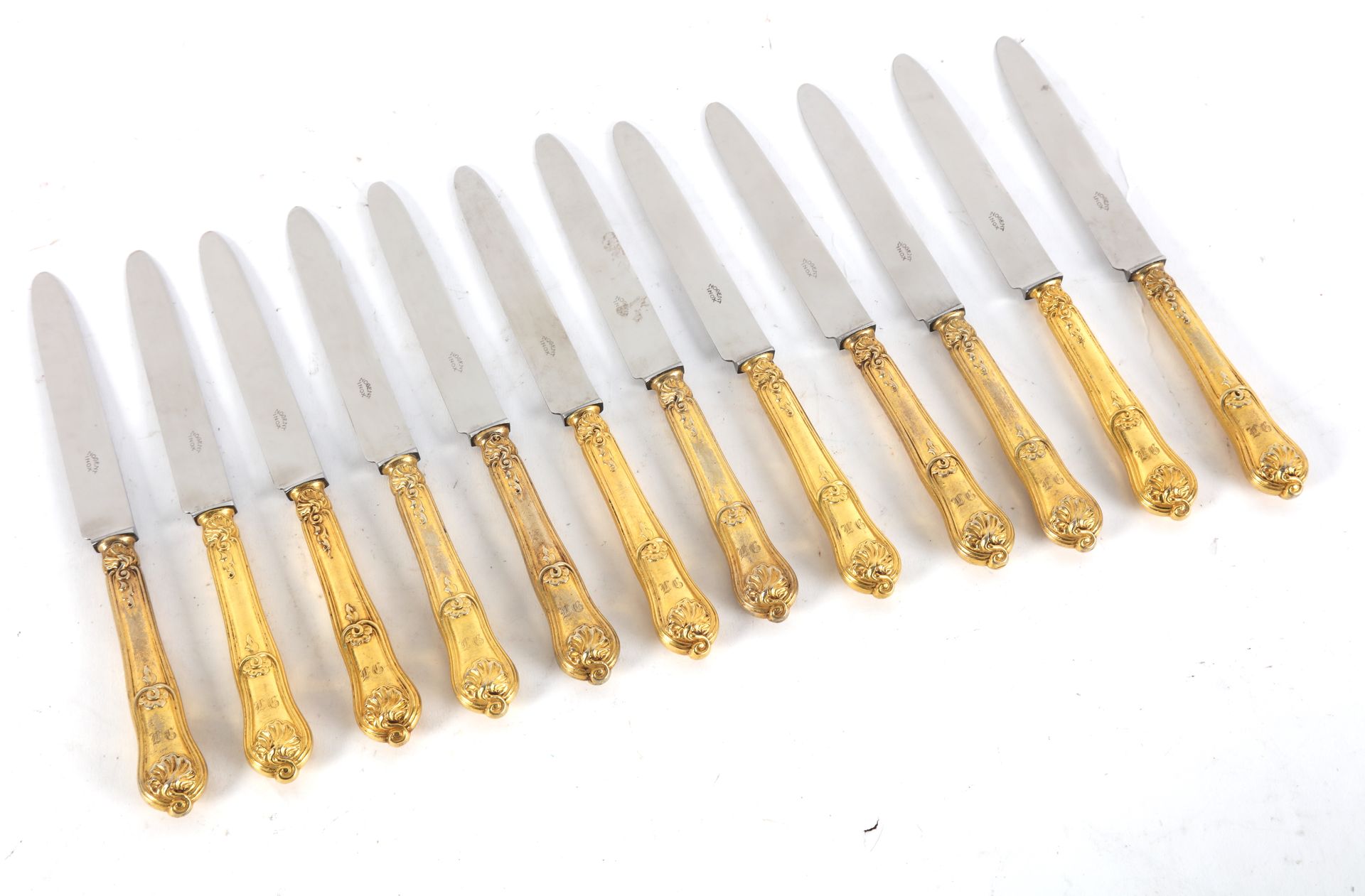 Null 12 couteaux, manche en métal doré, lame inox, modèle coquille.(légère usure&hellip;