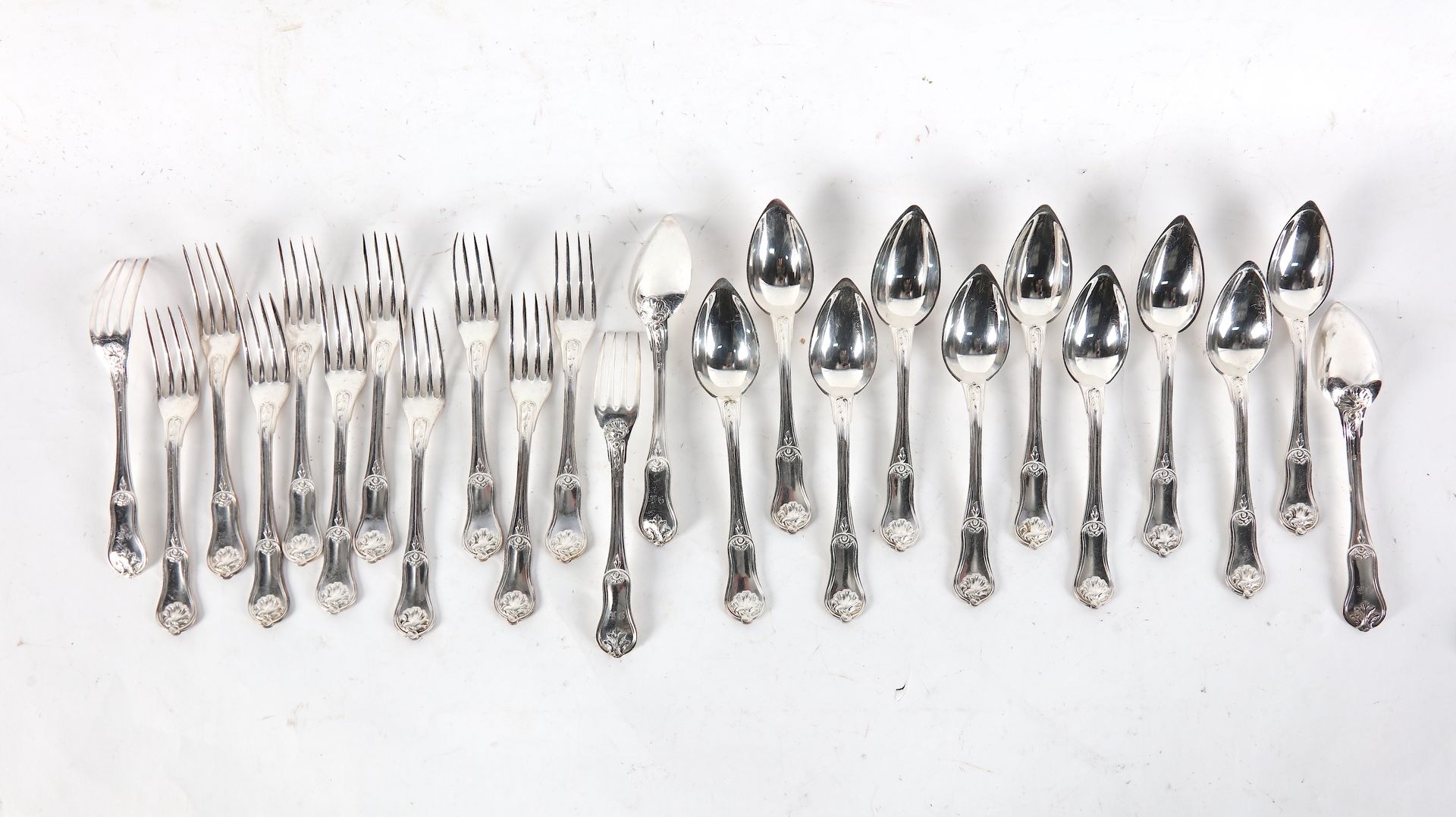 Null 镀银陶器，贝壳型，（状况良好），12把叉子，12把勺子。19厘米。