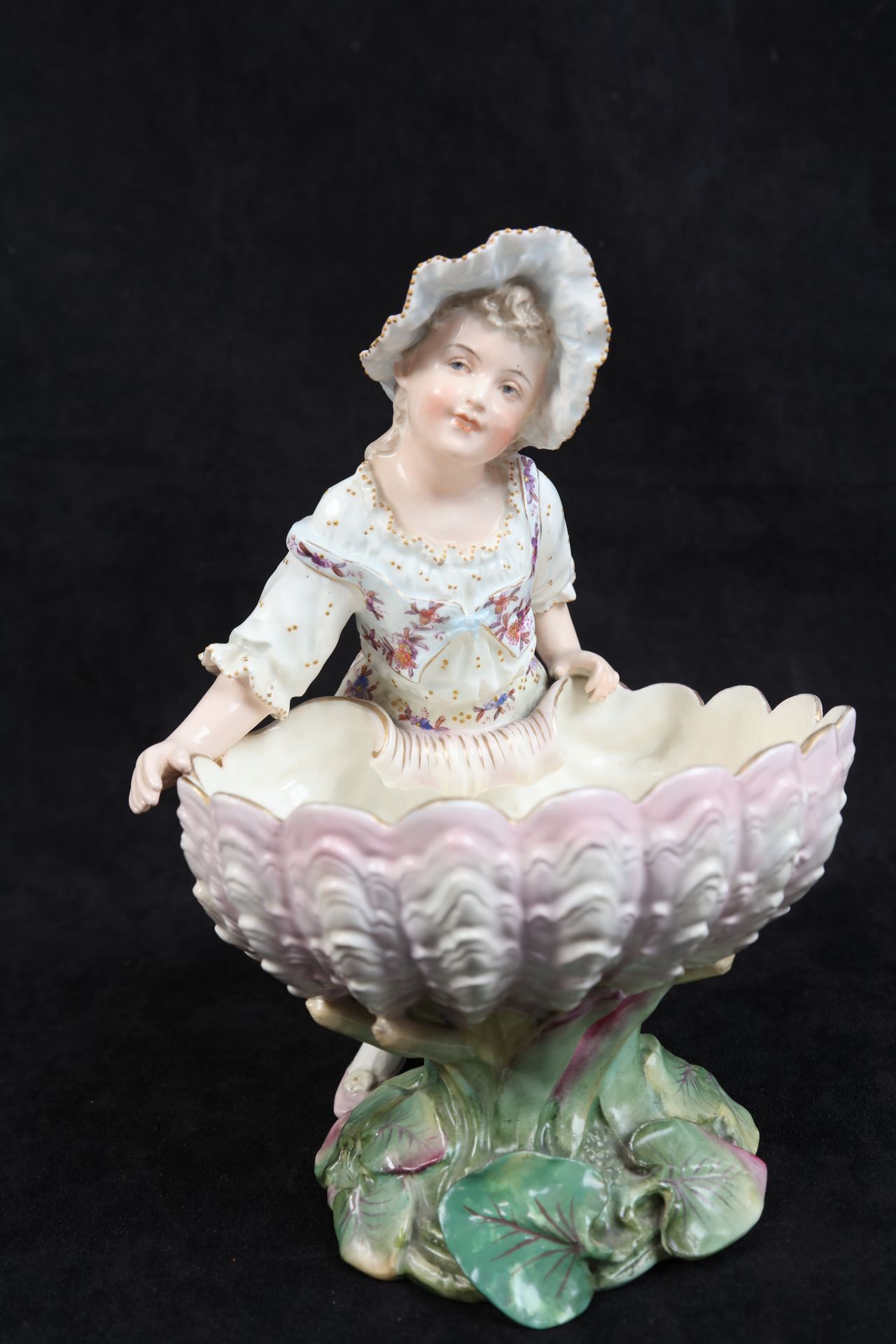 Null ROYAL DUX, vase en porcelaine à décor d'une jeune femme. Ht : 31