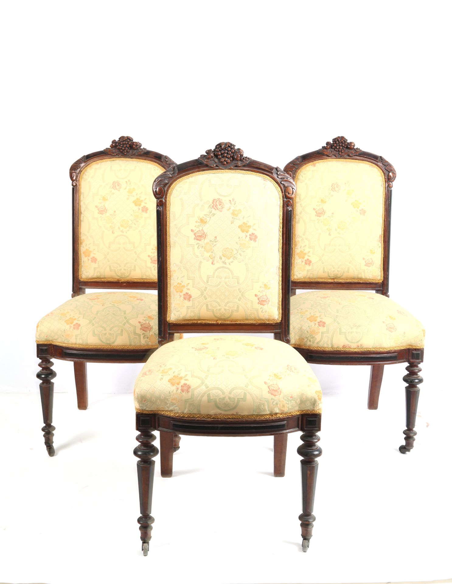 Null 一套3把桃花心木椅子，椅背顶部有雕刻的玫瑰花。路易十六的风格。