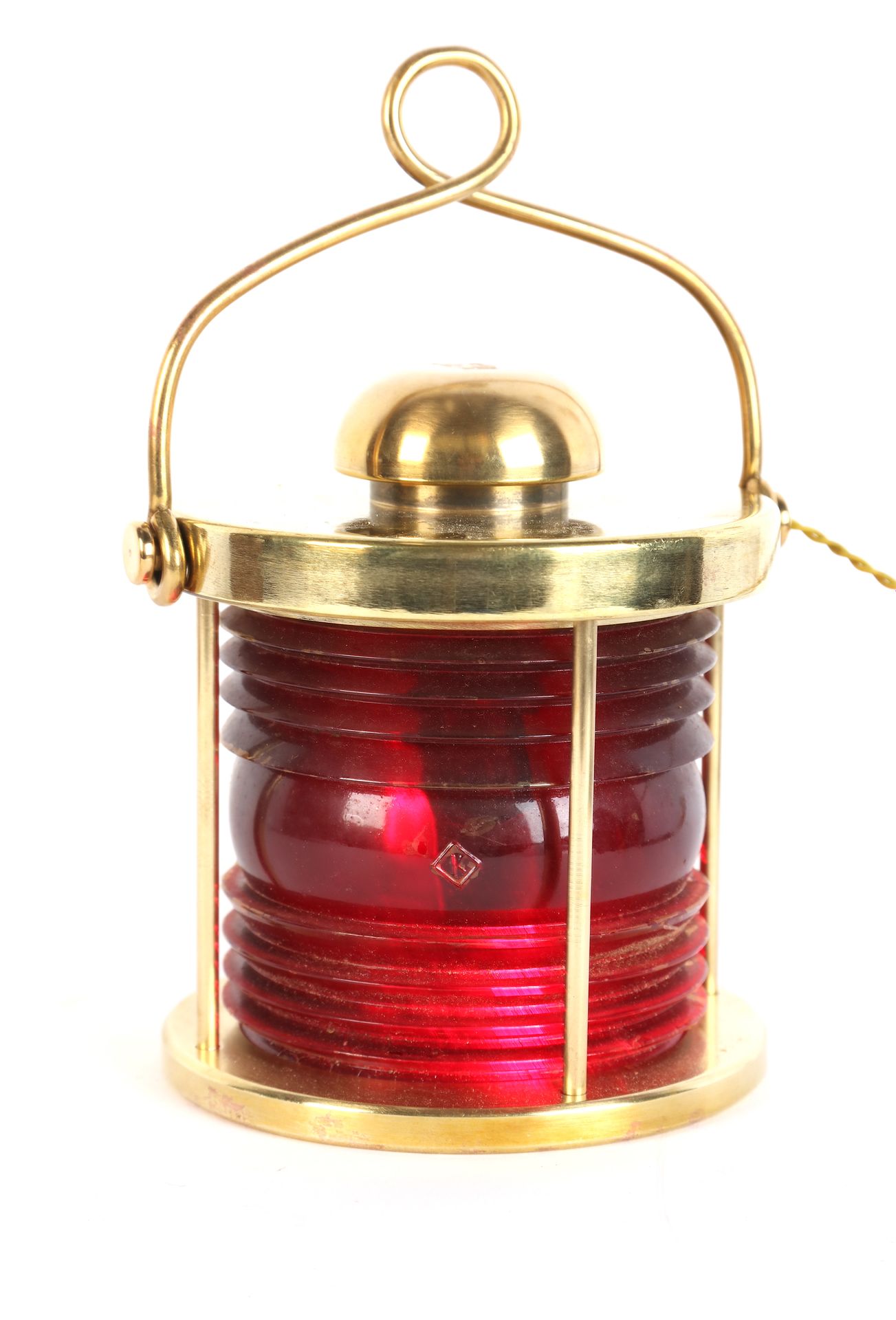Null 
Lampe de marine, en laiton, verre rouge. ( travail ancien, état superbe).V&hellip;
