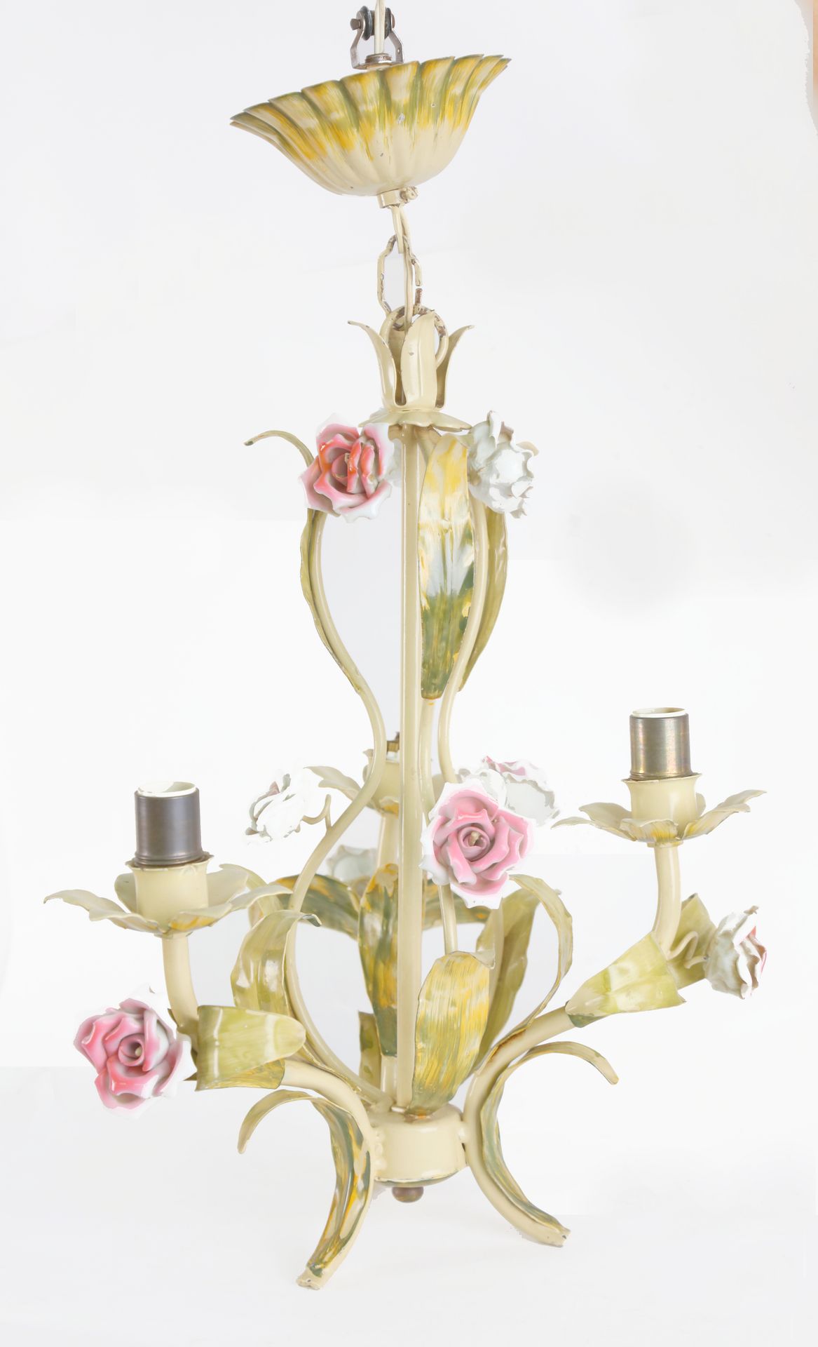 Null Araña con tres brazos de luz, metal y flores de porcelana, altura: 52 cm.