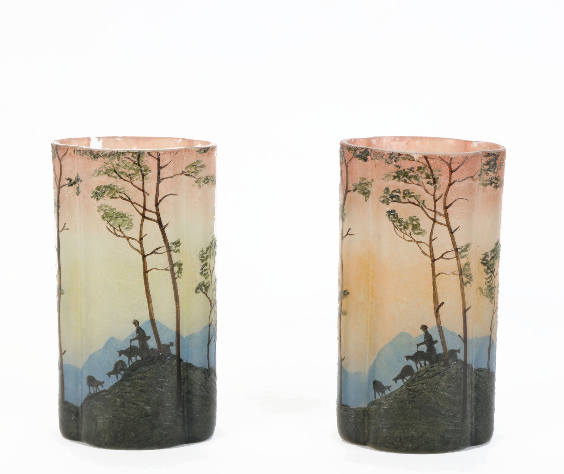 Null LEGRAS, paire de vases en verre, forme chantournée, décor de paysage, signé&hellip;