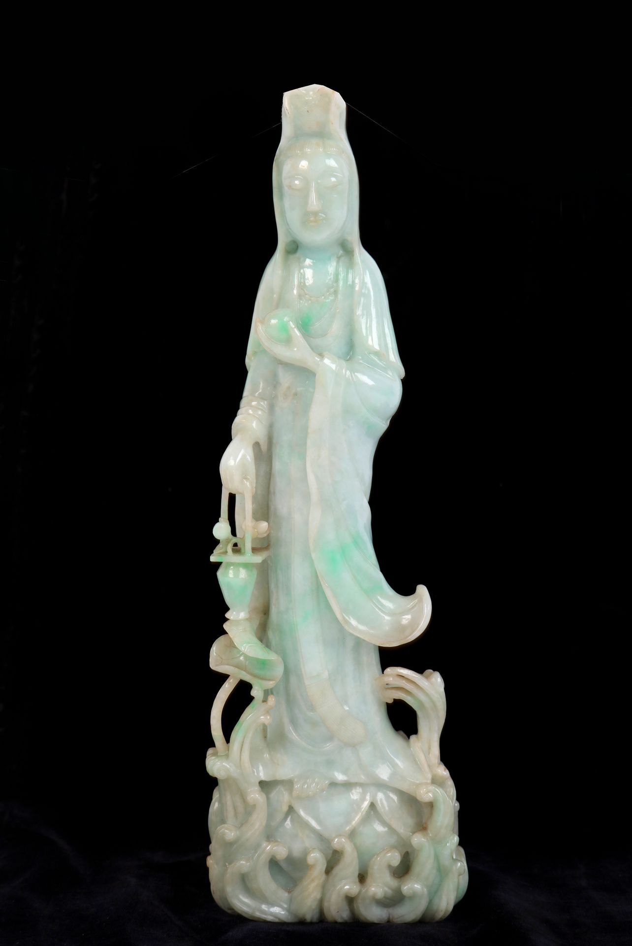 Null 
CHINE, statuette figurant une femme, (infimes égrenures), jadéite. Ht : 30&hellip;